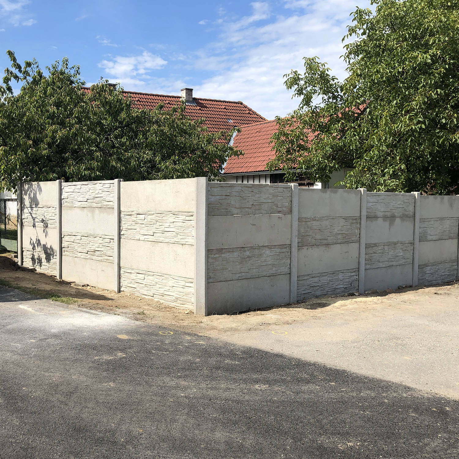 Betonový plot šedý